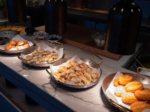 Comida en o cerca de este hotel