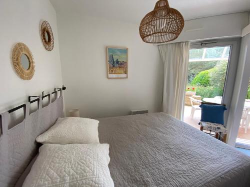 - une chambre avec un grand lit et une fenêtre dans l'établissement Oceania, Appartement 2 étoiles à Carnac, à Carnac