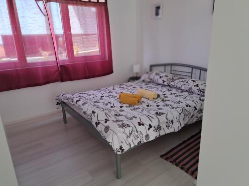 uma cama com duas almofadas amarelas num quarto em Apartman Pablo em Poreč