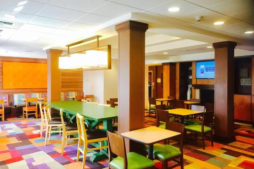 une salle à manger avec une table et des chaises vertes dans l'établissement Fairfield Inn and Suites Sacramento Airport Natomas, à Sacramento