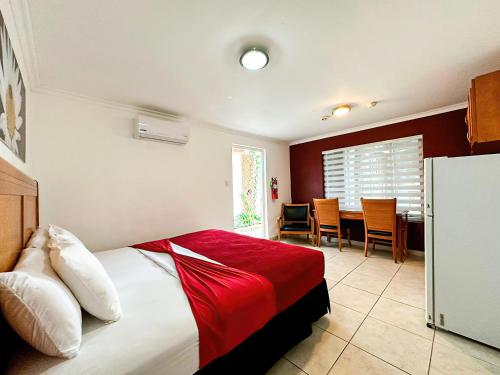 een slaapkamer met een bed en een tafel en stoelen bij Ladybugs Apartments in Palm-Eagle Beach