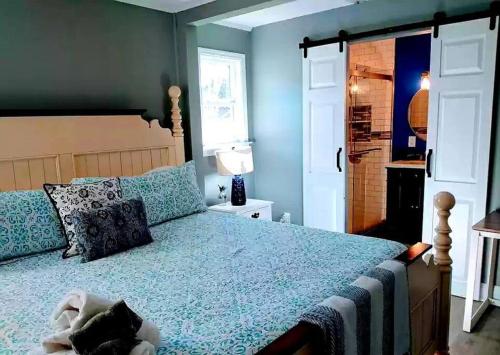 um quarto com uma cama grande e um edredão azul em Cozy Marine Corps Home Near MCRD w/ a Beach Pass em Beaufort