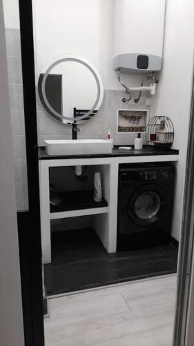 une salle de bain avec un lavabo et une machine à laver dans l'établissement T2 Appartement lumineux à la Joliette, à Marseille