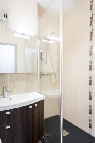 a bathroom with a sink and a shower at Les Pins Blancs en Provence in Le Muy