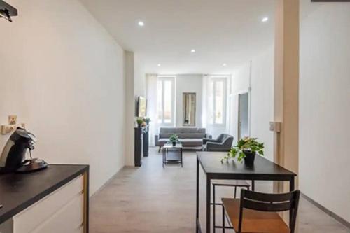 een woonkamer met een tafel en een bank bij T2 Appartement lumineux à la Joliette in Marseille