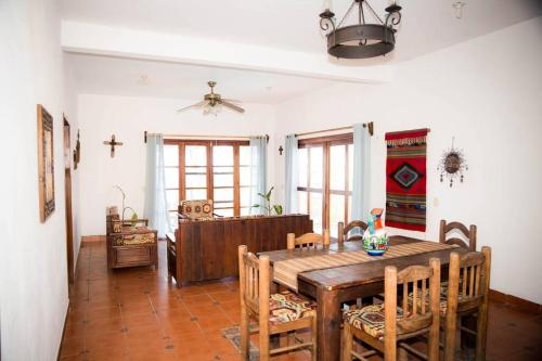 een eetkamer met een houten tafel en stoelen bij Casa Xcaanda Oceanfront with Pool in Puerto Ángel