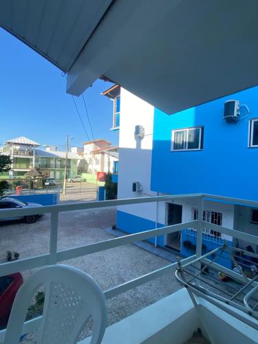 una vista desde el balcón de una casa en Barra da Lagoa Guest House en Florianópolis