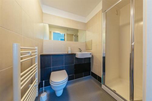 ロンドンにあるJohn Adams Hallのバスルーム(トイレ、洗面台、シャワー付)