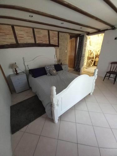 um quarto com uma cama branca num quarto em Las Cafourques Chambre d'Hotes em Ségalas