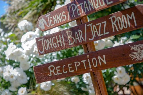 a sign for jolivil bar jamel road and reception at Les Pins Blancs en Provence in Le Muy