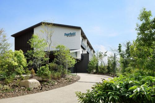 un edificio con un cartel en el costado en Fairfield by Marriott Gifu Seiryu Satoyama Park en Minokamo