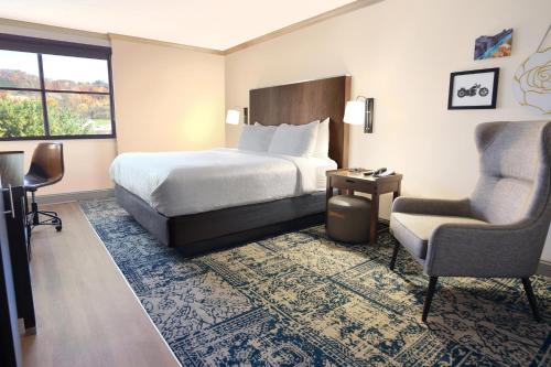 um quarto de hotel com uma cama e uma cadeira em Four Points by Sheraton York em York