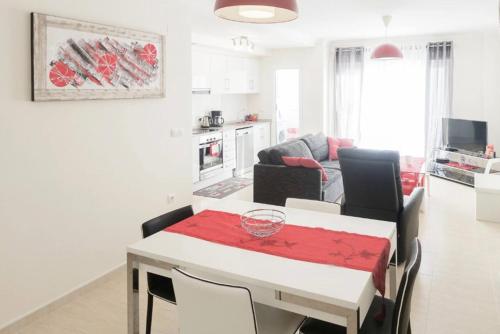 TV a/nebo společenská místnost v ubytování Beau 2 pieces récent a 5 m de la plage