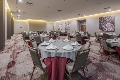 une grande salle de banquet avec des tables et des chaises dans l'établissement Courtyard by Marriott Chihuahua, à Chihuahua