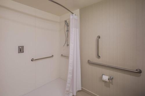 奇瓦瓦的住宿－奇瓦瓦萬怡酒店，带淋浴和浴帘的浴室