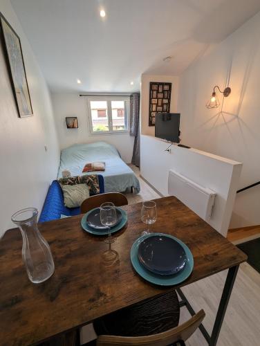 une chambre avec une table et deux lunettes dans l'établissement Studio Meublé très Agréable, à Pessac
