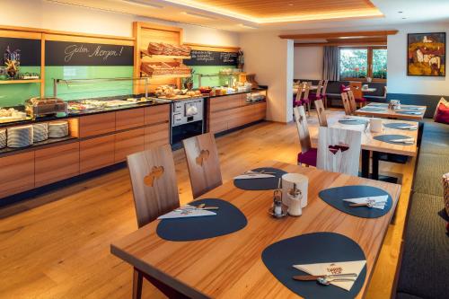 Reštaurácia alebo iné gastronomické zariadenie v ubytovaní Naturhotel Feriengut Darrehof