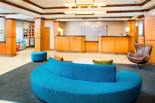 een grote lobby met een blauwe bank en een tafel bij Fairfield Inn & Suites by Marriott San Antonio SeaWorld / Westover Hills in San Antonio