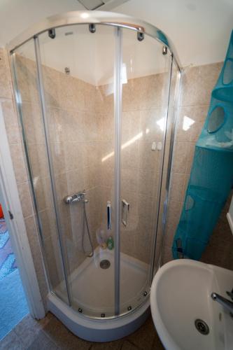 Un baño con ducha, inodoro y lavabo. en Lazarus Private House, en Sami