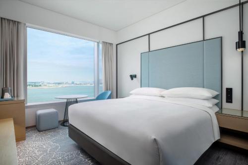 Un ou plusieurs lits dans un hébergement de l'établissement Four Points by Sheraton Hong Kong, Tung Chung