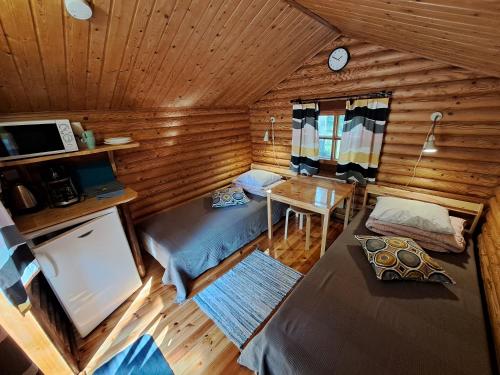 an overhead view of a log cabin with a kitchen and a table at Laahtanen camping in Ristijärvi