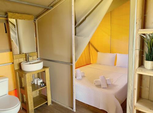 Cette chambre comprend un lit, un lavabo et des toilettes. dans l'établissement Mareleon Camping, à Ofrynio