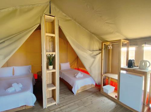 - une chambre avec 2 lits dans une tente dans l'établissement Mareleon Camping, à Ofrynio