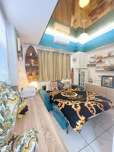 奧利韋里的住宿－Oliveri - camera con ingresso Indipendente，一间设有床铺和沙发的房间