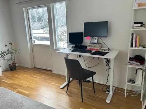 Cette chambre comprend un bureau avec un ordinateur et une chaise. dans l'établissement Villa Stockholm Täby, à Stockholm