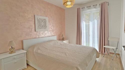 une chambre avec un lit, une chaise et une fenêtre dans l'établissement Casa del Mar, à Sainte-Maxime