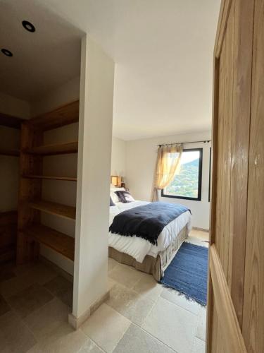 une chambre avec un lit et une fenêtre dans l'établissement La Maison de la Genette - 5 étoiles, à Cavalaire-sur-Mer