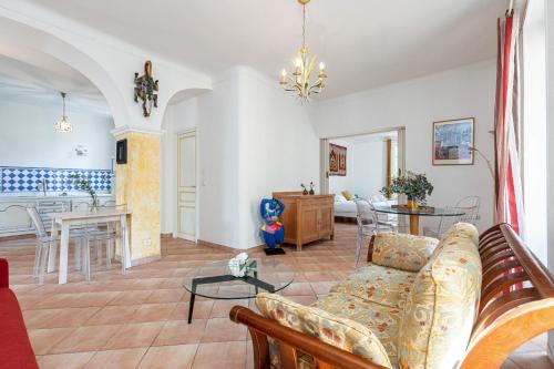 un salon avec un canapé et une table dans l'établissement Large 2 Bdr Downtown - AC & Terrace, à Nice