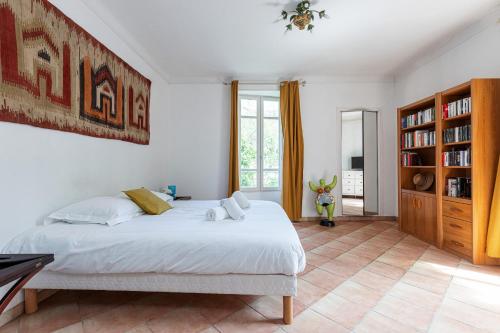 - une chambre avec un lit blanc et une étagère dans l'établissement Large 2 Bdr Downtown - AC & Terrace, à Nice