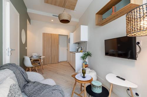 un salon avec un canapé et une télévision dans l'établissement Charming Central 1 Bdr, à Nice