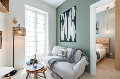 un salon avec un canapé et un lit dans l'établissement Charming Central 1 Bdr, à Nice