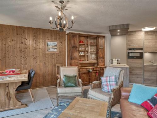 un salon avec un canapé, des chaises et une table dans l'établissement Appartement 2 chambres avec piscine et wifi, proche centre Megève - FR-1-453-101, à Megève