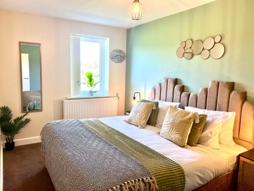 um quarto com uma cama grande num quarto em Comfy Casa - Syster Properties Serviced Accommodation Leicester Families, Work, Groups - Sleeps 13 em Leicester