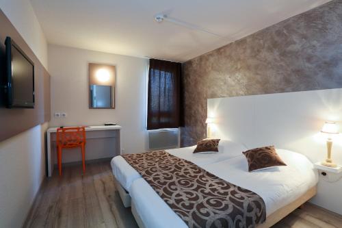 Кровать или кровати в номере The Originals City, Hôtel Mulhouse Est