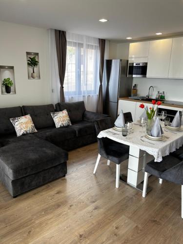 uma sala de estar com um sofá e uma mesa em Ivana&Luka-superior wellnes em Brela