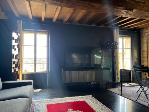 un soggiorno con divano e TV a parete di Ardesia Exclusive Apartament a Parma