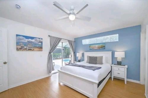 Un dormitorio con una cama y un ventilador de techo. en Relaxing, Private Family Home At Lake Berkley Resort, South Facing Pool, Near Disney, SeaWorld, en Kissimmee