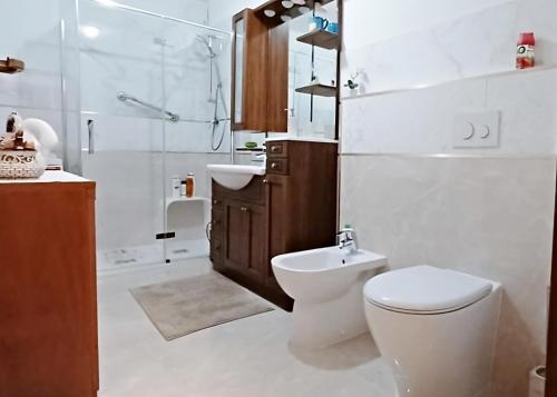 e bagno con servizi igienici, lavandino e doccia. di Brezza Marina - Appartamento in villa fronte mare a Trieste