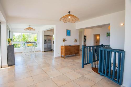 uma cozinha e sala de estar com piso em azulejo em Grande villa, vue 360° sur lagon em Le François