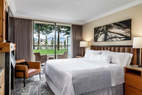 una camera d'albergo con un letto e una grande finestra di The Westin Resort & Spa, Whistler a Whistler