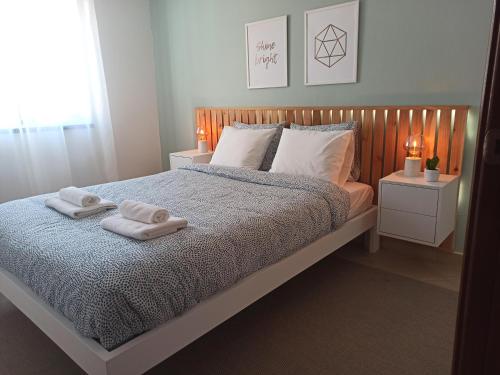 ein Schlafzimmer mit einem Bett mit zwei Handtüchern darauf in der Unterkunft Horta la Vita in Horta