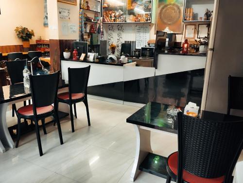 un restaurante con mesas, sillas y una barra en Lasa Kusa Homestay en Pātan