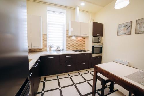 Кухня или мини-кухня в Family House
