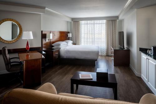 ein Hotelzimmer mit einem Bett und einem Sofa in der Unterkunft St. Petersburg Marriott Clearwater in St Petersburg