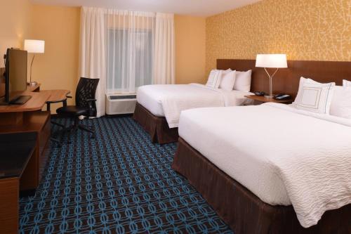 Habitación de hotel con 2 camas, escritorio y TV. en Fairfield Inn & Suites by Marriott Fremont, en Fremont