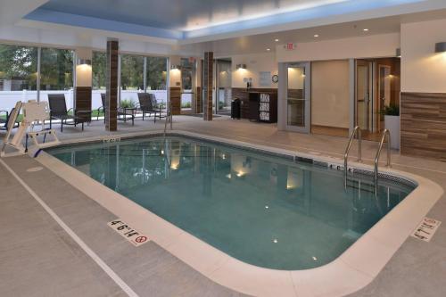 una gran piscina en el vestíbulo del hotel en Fairfield Inn & Suites by Marriott Fremont, en Fremont
